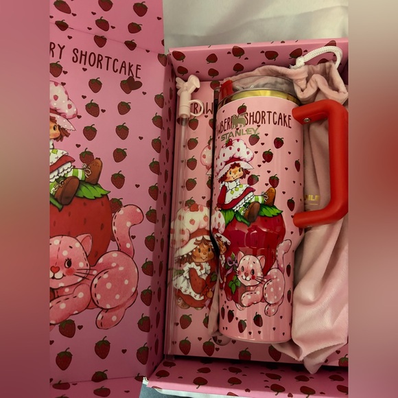Stanley 40 oz Red Strawberry Shortcake - Picture 2 of 2